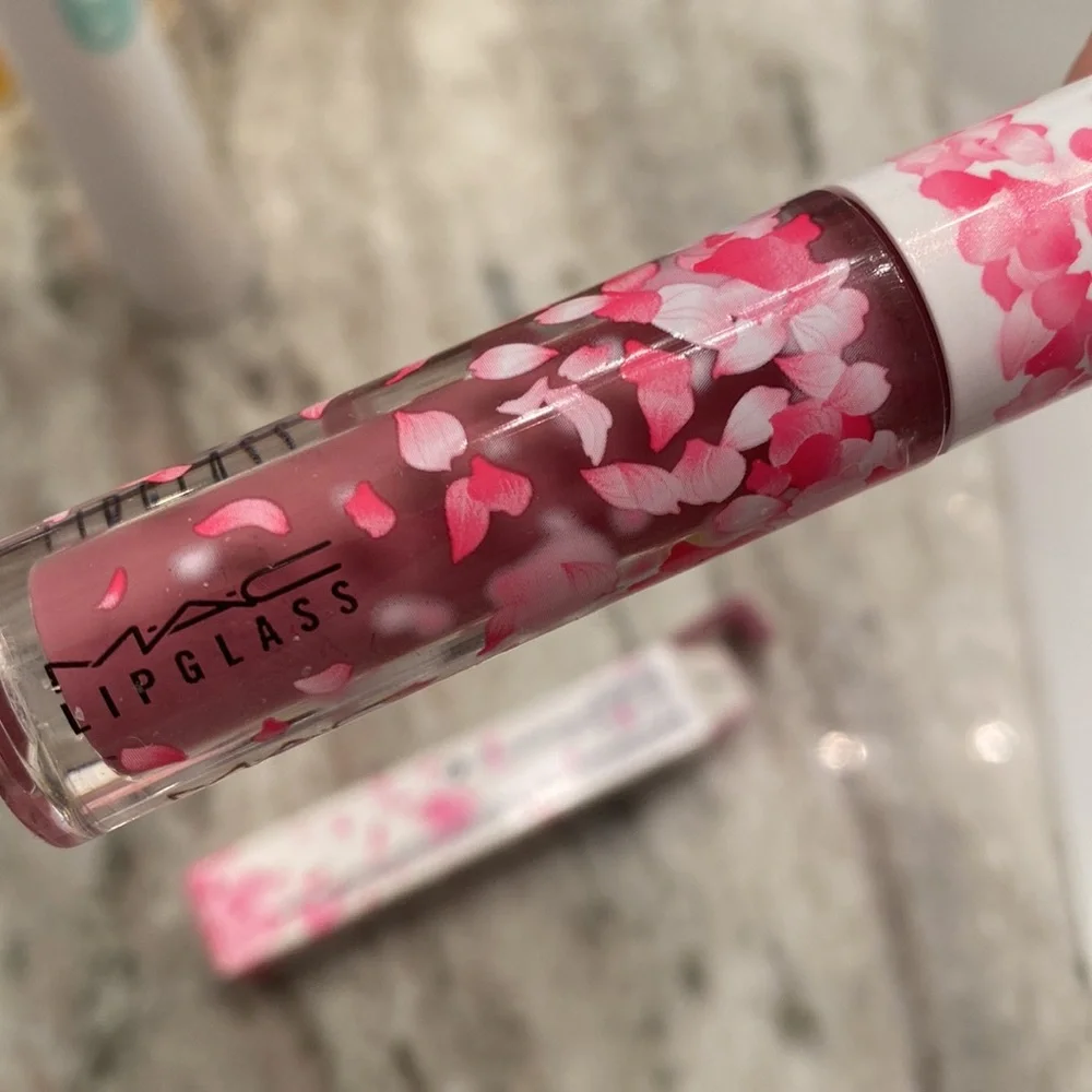 15:09- MAC Bloom Bloom Bloom Edition Lipglass